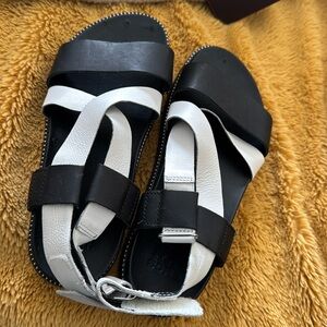 Sorel Roaming Criss-Cross Sling Back Sandals Size 6.5